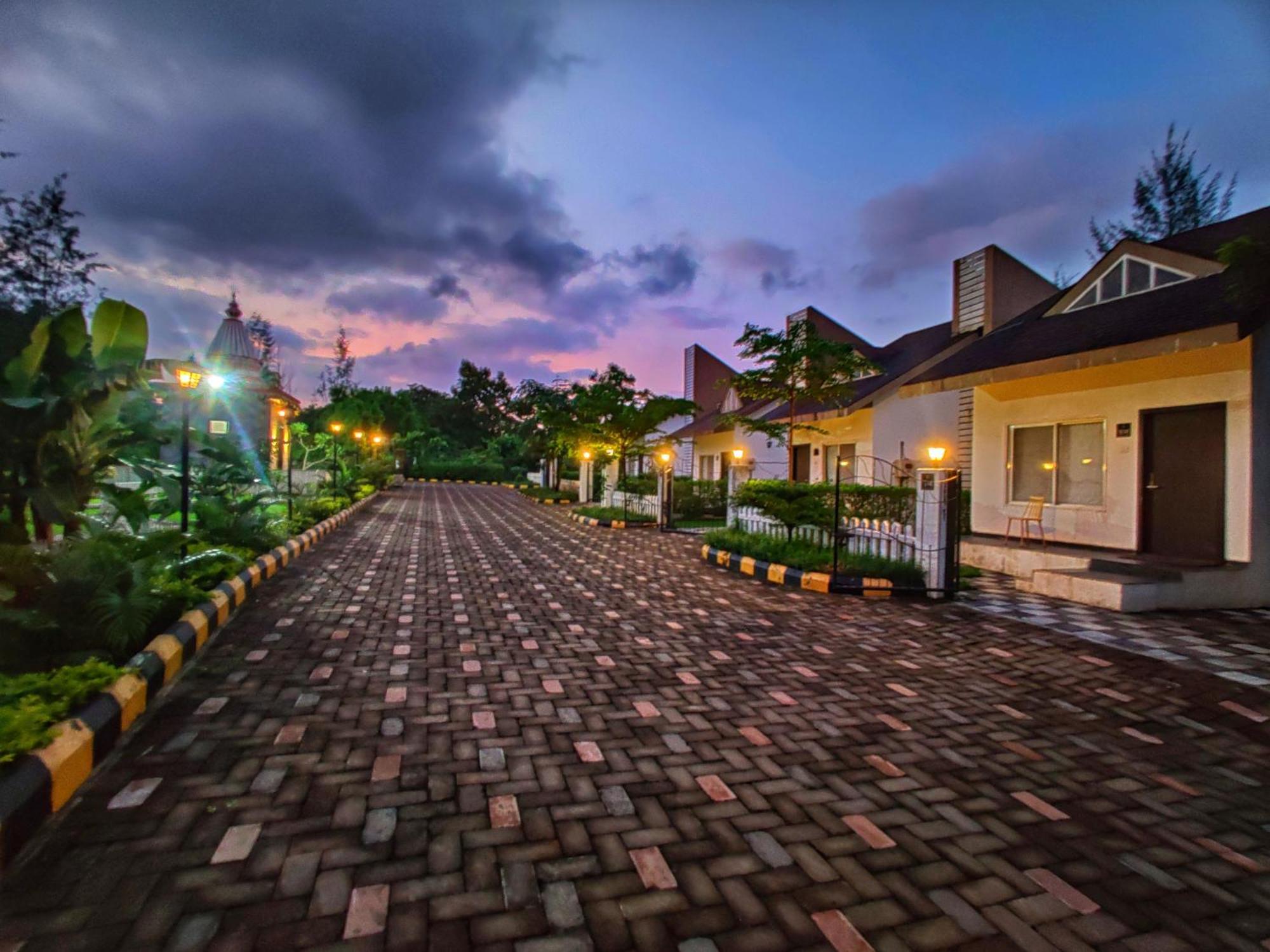 Pushpam Sanskruti Resort Karjat - A Pure Veg Resort Dhamni Eksteriør bilde